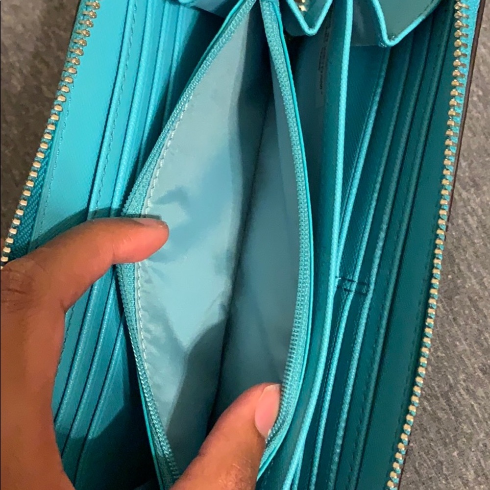 SOLD BRAND NEW COACH Accordion Zip Wallet - Picture 4 of 5
